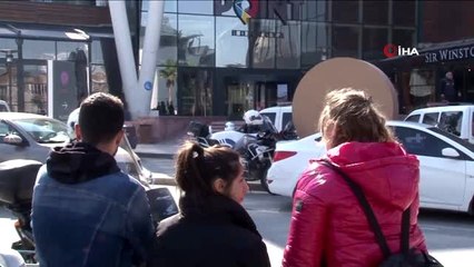 İzmir'deki alışveriş merkezinde hareketli dakikalar