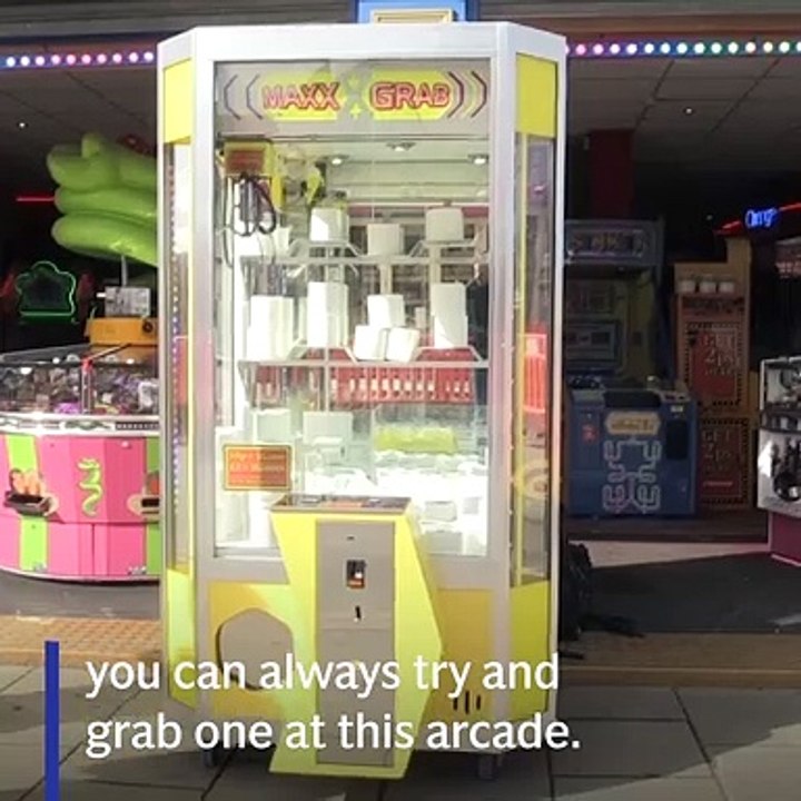 Eddy Chapman remplace les jouets de sa machine à griffe par des rouleaux de papier toilette.
