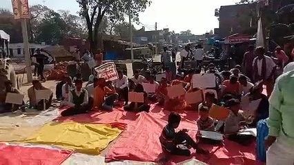 सुलतानपुर: रेप मामले में प्रदर्शनकारियों ने पुलिस अधिकारियों पर की पत्थरबाजी