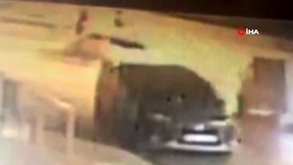 Çiğ köfte almaya giden sürücü şok oldu...Park halindeki otomobil kendi kendine böyle gitti