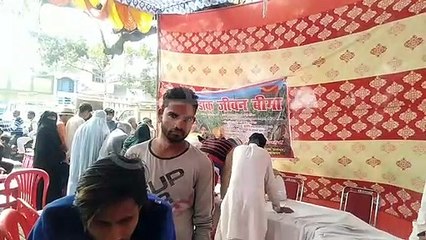 कैराना: बैंक में खाता खुलवाने के लिए लोगों की भीड़ जुटी