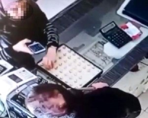 Diyarbakırlı anne, kızının çaldığı 2 bin lira değerindeki yüzüğü kuyumcuya geri verdi