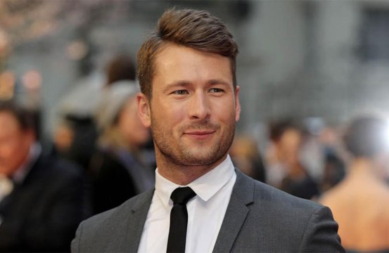 Tom Cruise helps Glen Powell learn to fly