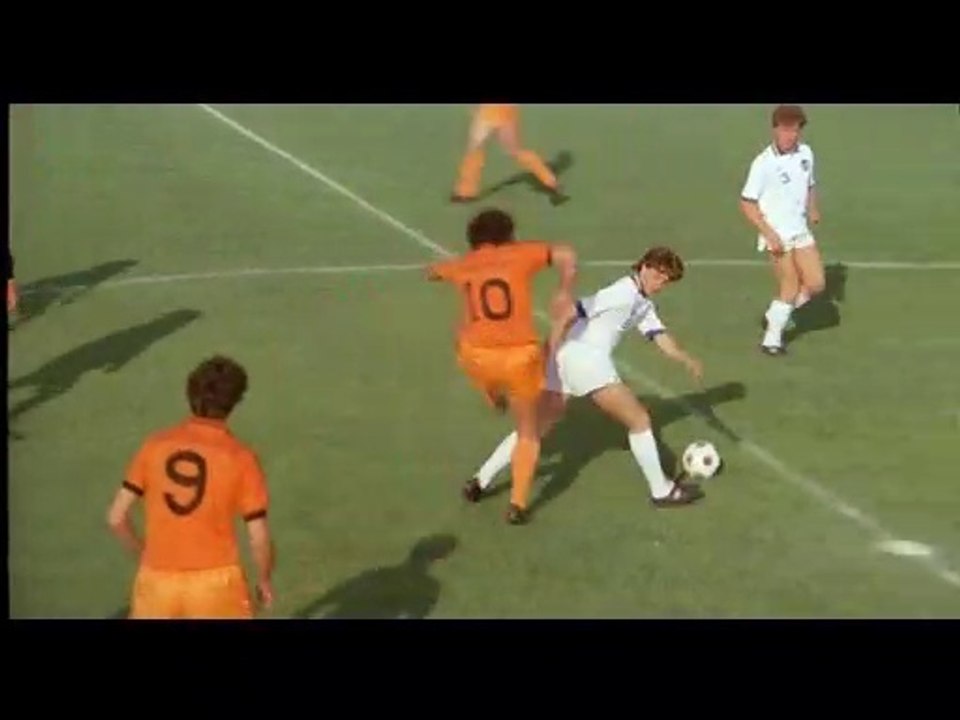 Mezzo Destro Mezzo Sinistro 2 Calciatori Senza Pallone
