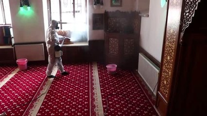 Cami ve mescitler koronavirüse karşı dezenfekte ediliyor