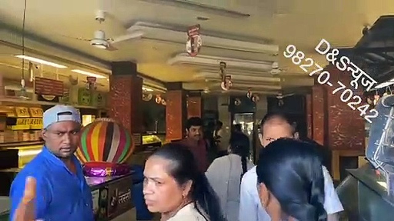 अपना स्वीट्स को सील करने पहुंची प्रशासनिक टीम, करीब 12 लाख के राजस्व का नहीं किया था भुगतान
