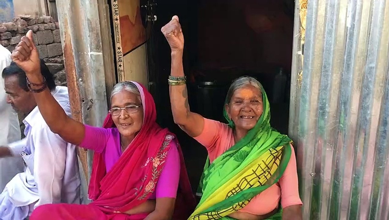 Dwarkabai raising slogans 'Ladenge Jeetenge'