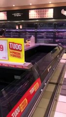 Cliente mostra como encontrou as prateleiras de hipermercado Continente