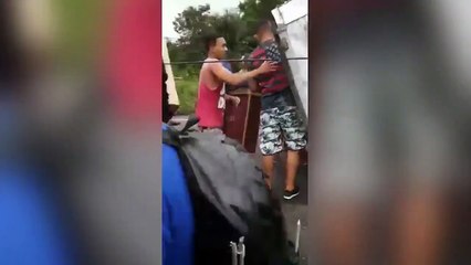 Camião carregado com cerca de 400 SmartTvs tomba e populares ajudam a carregar