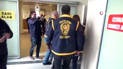 Babasını öldürdüğü iddia edilen genç kız annesiyle el ele adliyeye geldi