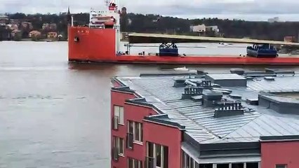 Suède : Après un périple maritime de plus de deux mois, le "pont doré" qui va relier deux îles de la capitale est arrivé - VIDEO
