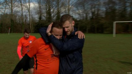 نادي كرة قدم بريطاني يواسي آباء فقدوا أولادهم