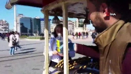 Esnaf kardeşlerden korona virüse karşı müşterilerine 'kolonya' ikramı