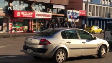 Ellerini havaya kaldırdı, 'Allah' diye bağırmaya başladı