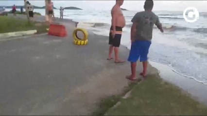 Erosão interdita parte de rua em Piúma