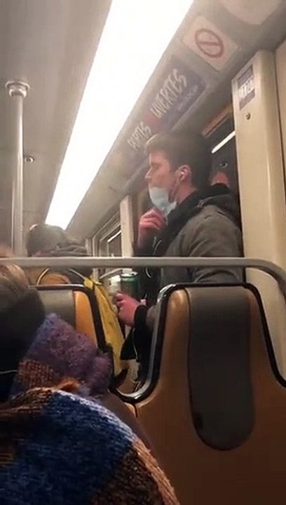 Un homme répand sa salive sur une barre de métr...