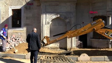 FATİH'TE KALDIRIMA GÖMÜLEN TARİHİ ÇEŞME İÇİN ÇALIŞMA BAŞLATILDI