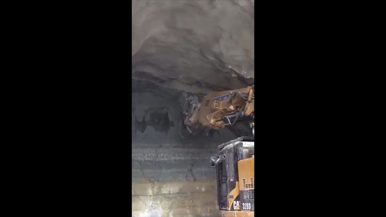 Rabotage d'un tunnel avec une pelle CATERPILLAR 328 équipée d'une fraise