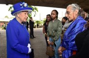 Isabel II evita dar la mano en sus actos públicos