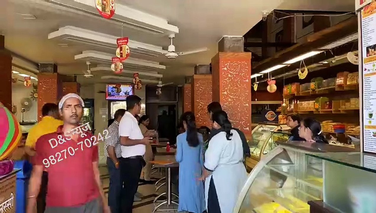 अपना स्वीट्स गलत कार्यवाही का शिकार, प्रशासन की टीम ने की दुकान बंद करने की कोशिश