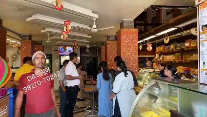 अपना स्वीट्स गलत कार्यवाही का शिकार, प्रशासन की टीम ने की दुकान बंद करने की कोशिश