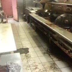 Regardez l'état de la cuisine de ce restaurant... horrible