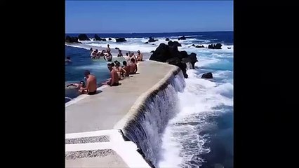 Cet endroit incroyable est une piscine à vagues naturelle