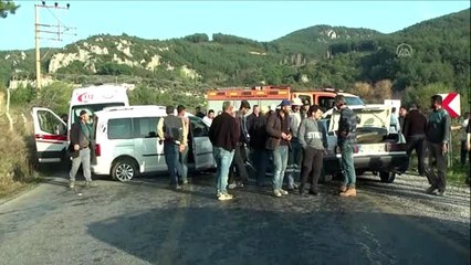 Söke'de iki otomobilin çarpışması sonucu 2'si çocuk 5 kişi yaralandı