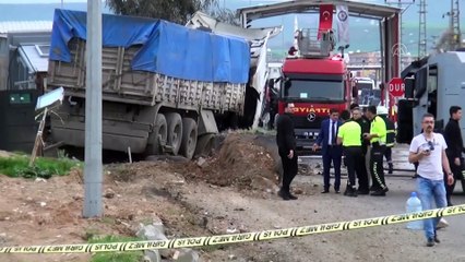 Zırhlı polis kulübesine tır çarpması sonucu 2 kişi yaralandı - ŞIRNAK