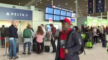 Turistas estadounidenses se precipitan a los aeropuertos europeos para regresar a su país