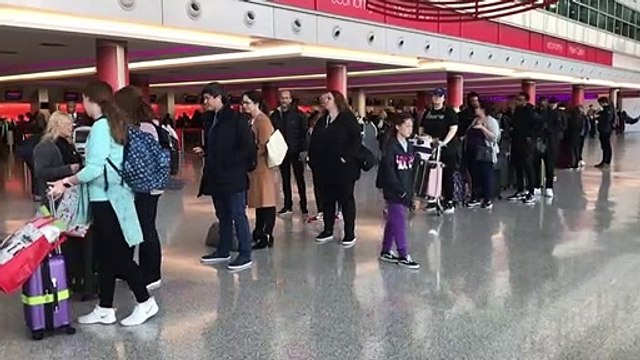 Turistas estadounidenses se precipitan a los aeropuertos europeos para regresar a su país