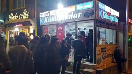 Bilet satışı yapan firmaların önünde metrelerce kuyruk oluştu