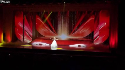 Chute de scène en concert, elle continue de chanter !