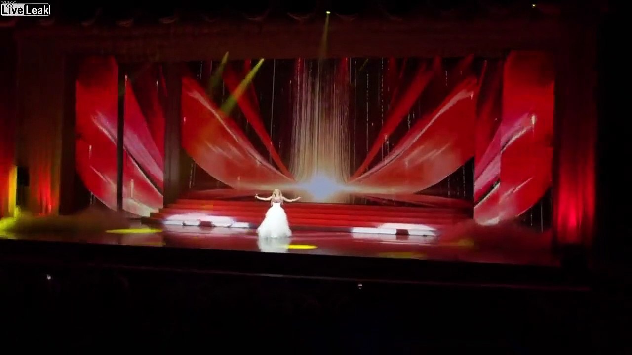 Chute de scène en concert, elle continue de chanter !