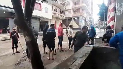 أهالى الشرقية يتعاونون فى شفط المياه من أسطح المنازل والشوارع
