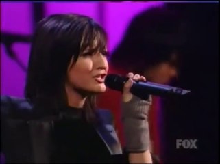 Ashlee Simpson - Santa Baby + La La (Live @ Jingle Ball Rock) (2004/12/17) 480p