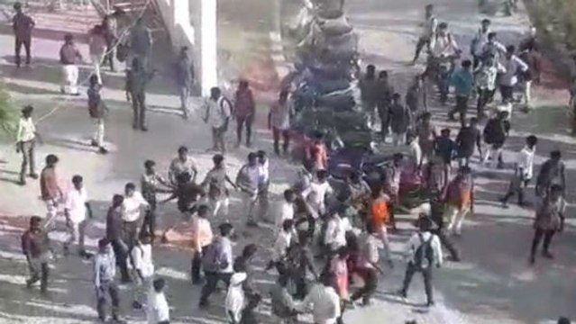 கல்லூரி வளாகத்தில் மாணவர்கள் மோதல்.. போர்க்களமான புதுச்சேரி!