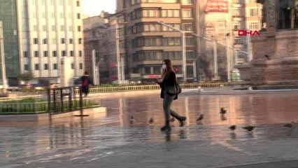 İSTANBUL-TAKSİM MEYDANI'NDA MASKELİ 'KORONAVİRÜS' ÖNLEMLERİ