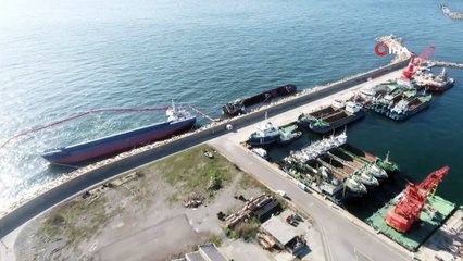 Tuzla'da kaza sonucu yan yatan gemi havadan görüntülendi