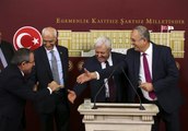 Cumhuriyet Halk Partisi koronavirüse karşı serçe parmak değdirerek selam vermiyor