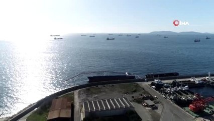 Tuzla'da kaza sonucu yan yatan gemi havadan görüntülendi