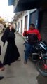 मुज़फ्फरनगर: महिला ने की मजनू की धुनाई, पिटाई का वीडियो हुआ वायरल