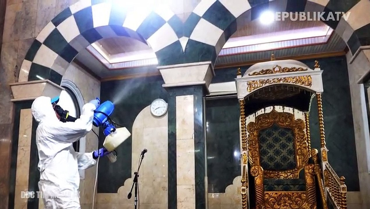 Petugas Palang Merah Indonesia (PMI) Jakarta Pusat menyemprotkan cairan disinfektan di area Masjid Istiqlal, Jakarta, Jumat (13/3).