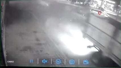 Önce kamyona sonra elektrik direğine çarptı...Kaza anı kamerada