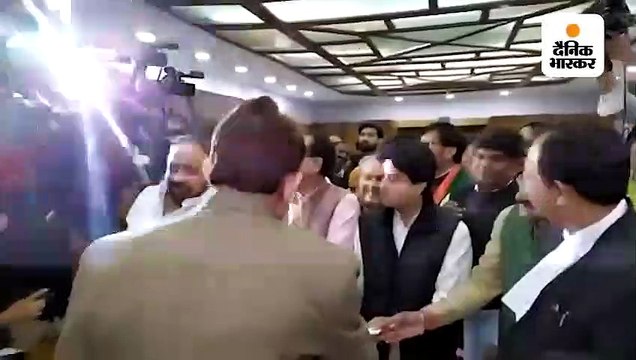 ज्योतिरादित्य ने नामांकन भरा, शिवराज और प्रभात झा साथ रहे; सिंधिया समर्थक विधायकों के भी बेंगलुरु से आने के कयास थे, पर वे नहीं पहुंचे