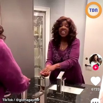 Coronavirus : Gloria Gaynor vous apprend à vous laver correctement les mains en reprenant I Will Survive