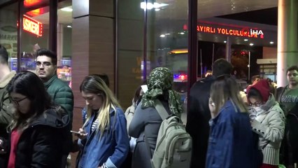 Otobüs terminaline akın eden öğrenciler bilet bulamadı