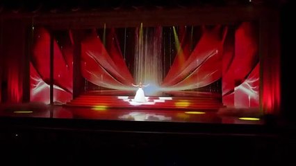 Russie : Une chanteuse n'a pas arrêté de chanter malgré sa chute !