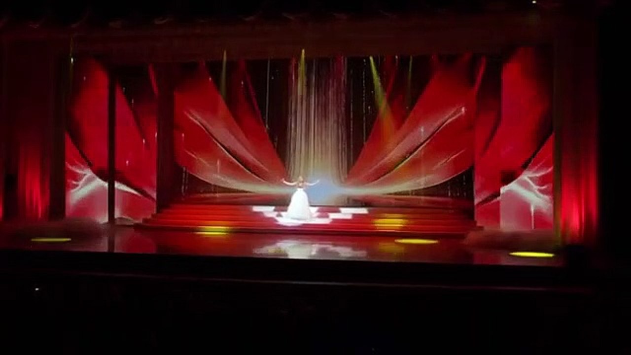 Russie : Une chanteuse n'a pas arrêté de chanter malgré sa chute !