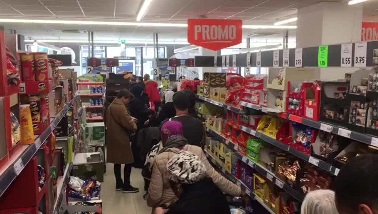 Coronavirus: files au Lidl dans les Marolles à Bruxelles